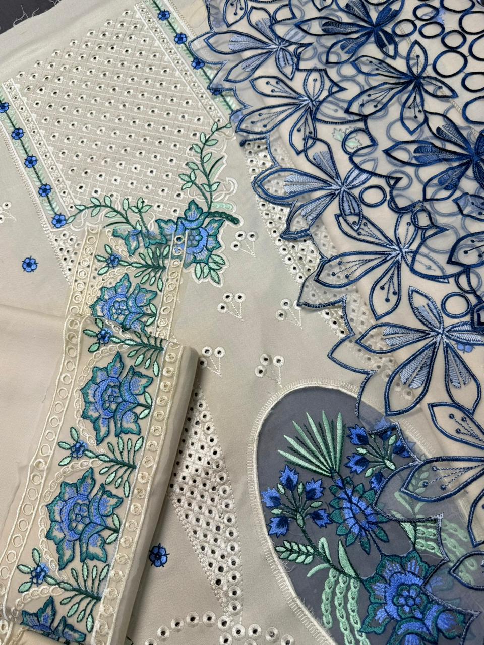 *_❄️WINTER COLLECTION ❄️_*            *MAHNUR* 3pc Wedding Winter Collection - Image 6