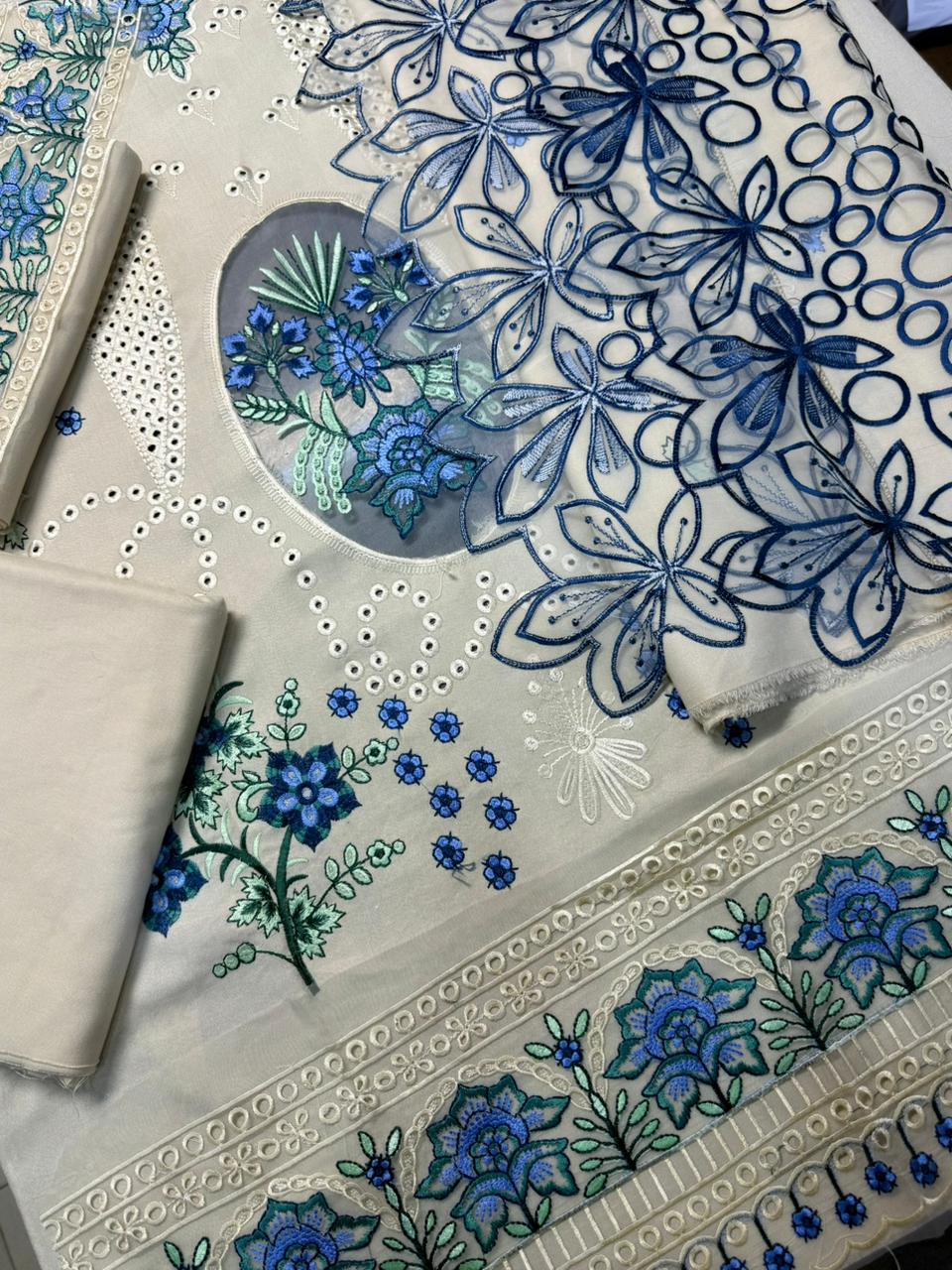 *_❄️WINTER COLLECTION ❄️_*            *MAHNUR* 3pc Wedding Winter Collection - Image 7