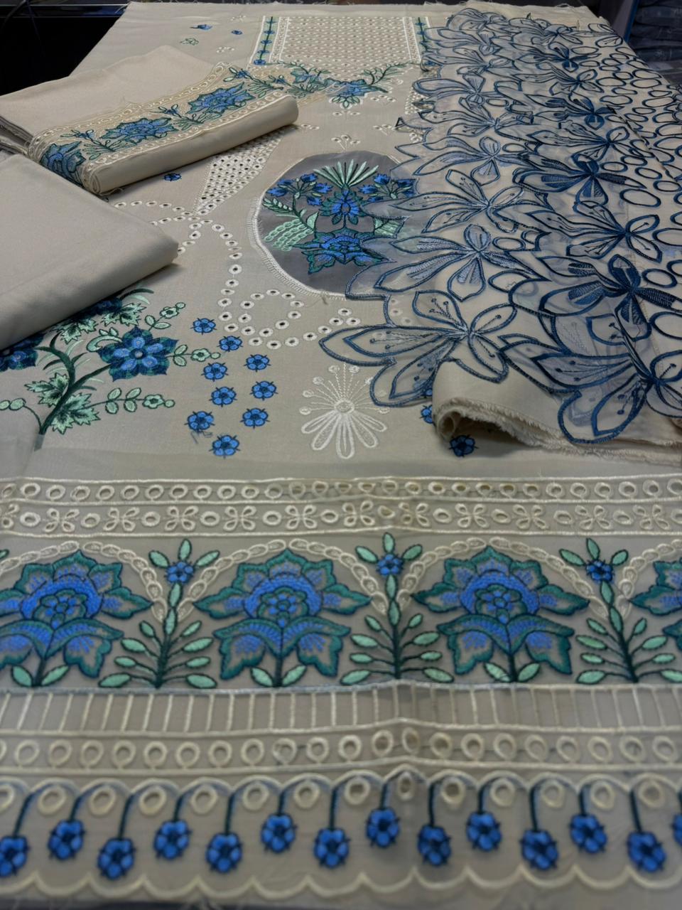 *_❄️WINTER COLLECTION ❄️_*            *MAHNUR* 3pc Wedding Winter Collection - Image 8