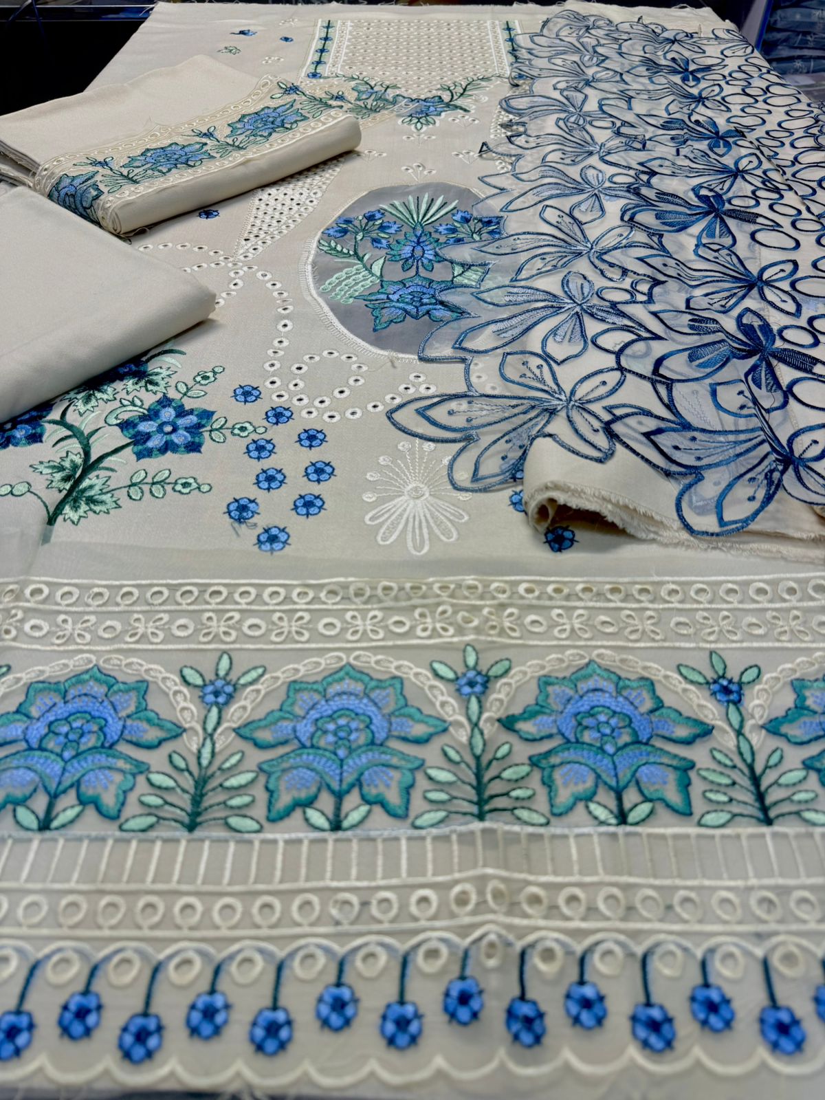 *_❄️WINTER COLLECTION ❄️_*            *MAHNUR* 3pc Wedding Winter Collection - Image 9