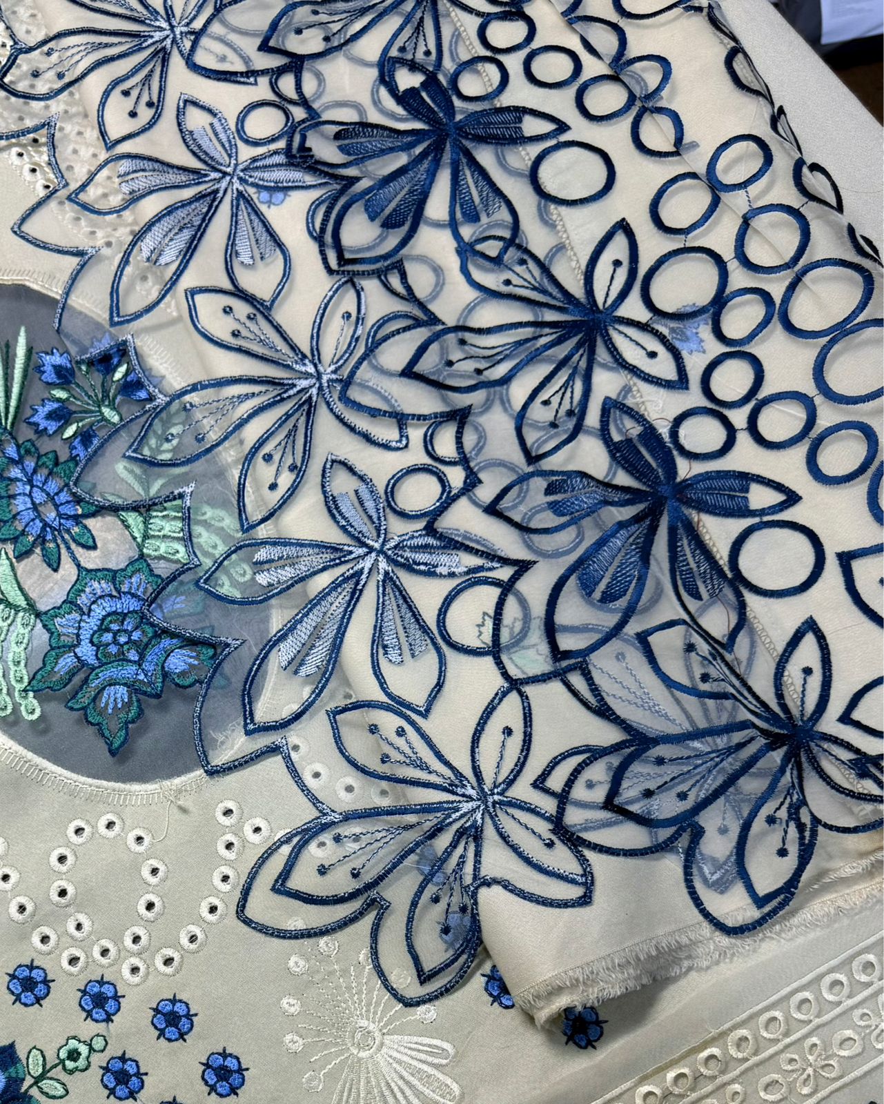 *_❄️WINTER COLLECTION ❄️_*            *MAHNUR* 3pc Wedding Winter Collection - Image 10